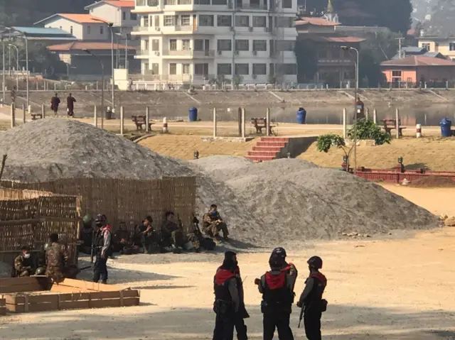 အာဏာသိမ်းမှုအစောပိုင်းကာလမှာ မိုးကုတ်မြို့မှာတွေ့ရတဲ့စစ်ကောင်စီတပ်ဖွဲ့ဝင်တွေ (ပုံဟောင်း)