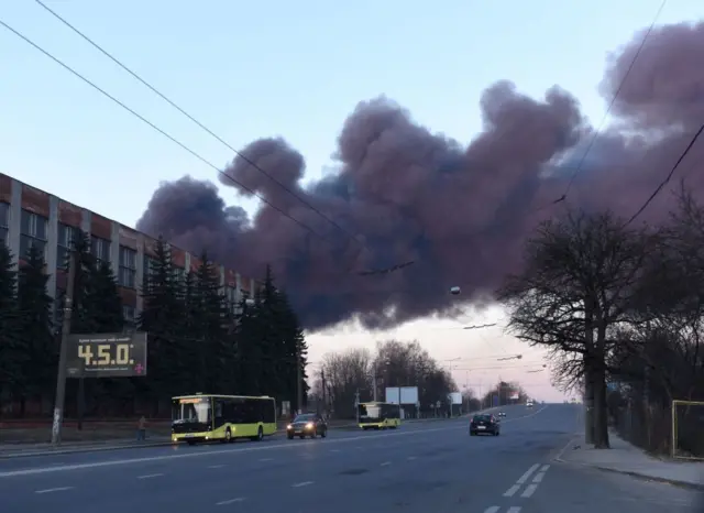 Lviv'de vurulan uçak bakım merkezinden dumanlar yükseldi