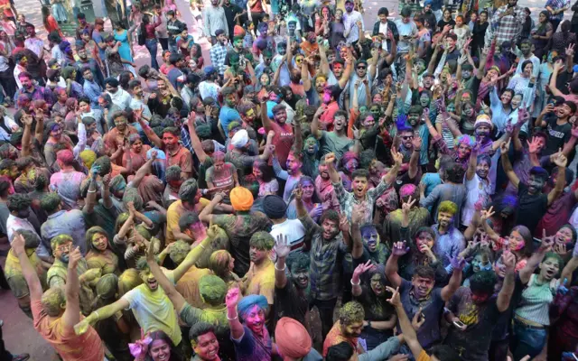 पंजाब यूनिवर्सिटी में होली मनाते युवा