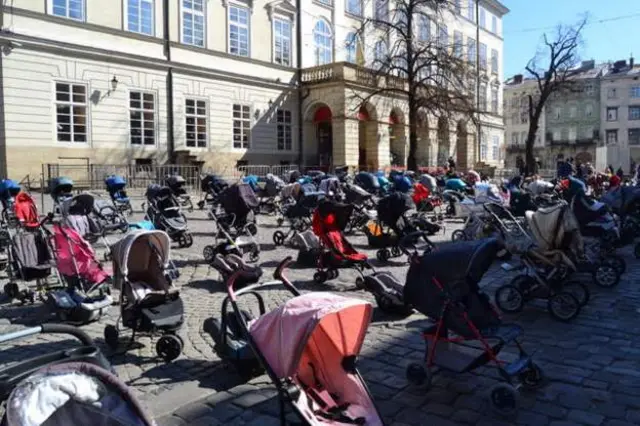 Foto of baby strollers wey symbolise di war child victims for Ukraine
