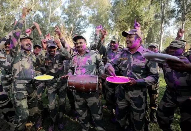 ਜੰਮੂ-ਕਸ਼ਮੀਰ ਵਿੱਚ ਰੰਗਾਂ ਨਾਲ ਸਰਾਬੋਰ ਬੀਐਸਐਫ਼ ਦੇ ਜਵਾਨ