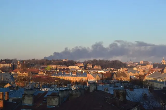 Клуби густого диму у напрямку львівського аеропорта. Світлина: 18 березня 2022