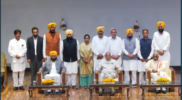 ਪੰਜਾਬ ਸਰਕਾਰ ਦੀ ਨਵੀਂ ਕੈਬਿਨਟ ਨੇ ਸਹੁੰ ਚੁੱਕ ਲਈ ਹੈ।