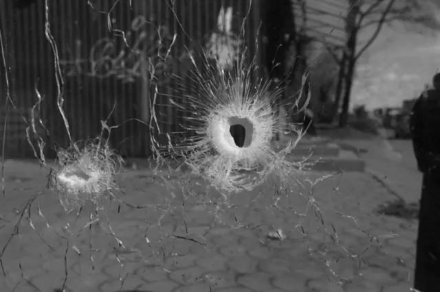 被子弹打碎的窗户玻璃