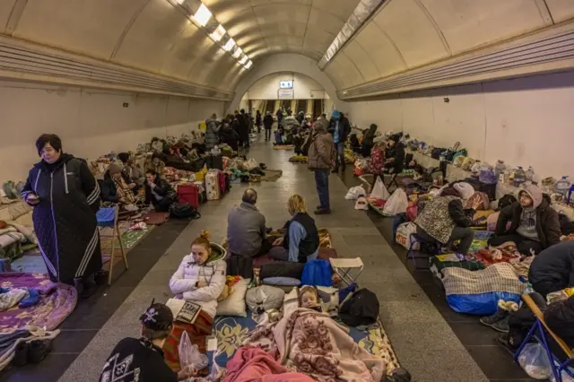 Bên trong ga tàu điện ngầm Dorohozhychi bị biến thành hầm trú bom, ở Kyiv, Ukraine, 02/03/2022.