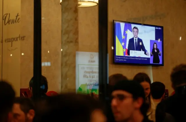 Tổng thống Pháp Emmanuel Macron phát biểu về cuộc xâm lược của Nga vào Ukraine, tại Paris, Pháp, ngày 2 tháng 3 năm 2022