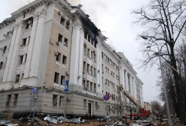 当地时间08：10，哈尔科夫警察大楼被击中