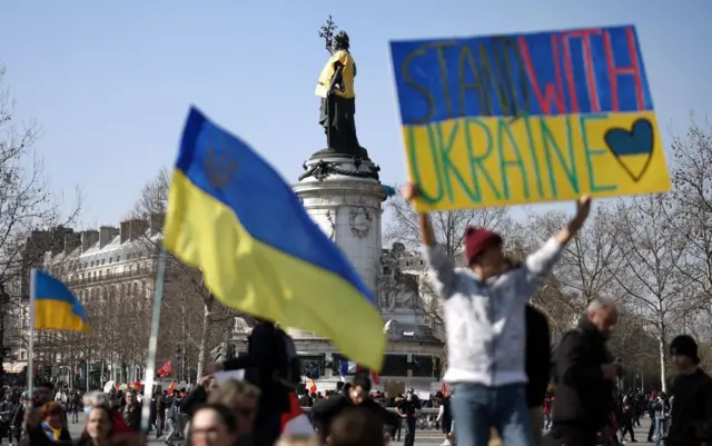 Демонстрация за Украину на Площади Республики в Париже