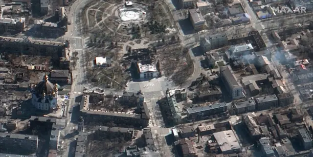 Mariupol'da 400 kişinin sığındığı  bir tiyatronun bombalandığı bildiriliyor