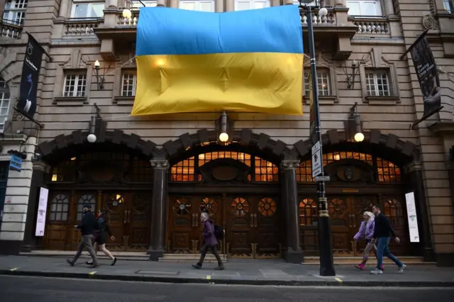 Флаг Украины на лондонском театре "Колизей"