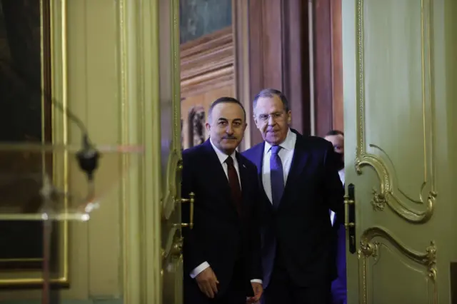Mevlüt Çavuşoğlu ve Lavrov yürüyor