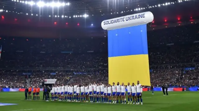 "Солидарность с Украиной". Перед началом матча по регби между сбоными Франции и Англии в Париже