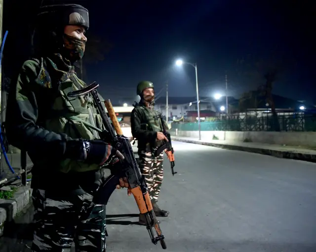कश्मीर में हिंसा के बाद सख़्त पहरा