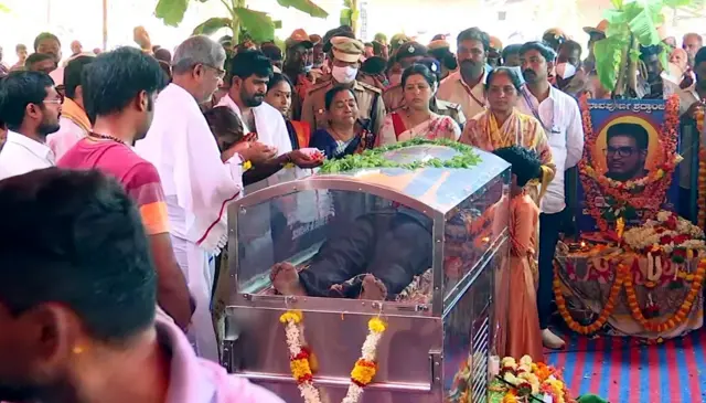 नवीन शेखरप्पा ज्ञाननागोउदर का पार्थिव शरीर