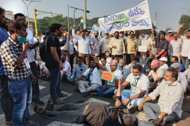 నిరసన ప్రదర్శనలు చేపట్టిన విశాఖ స్టీల్ ప్లాంట్ కార్మికులు