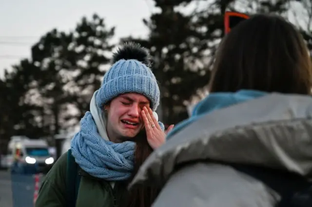 Ukrayna’da tahliye edilirken ağlayan bir kadın