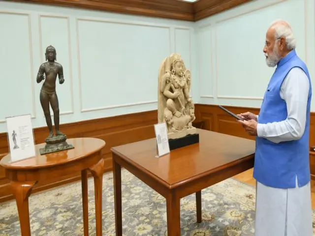 ఆస్ట్రేలియా వెనక్కి ఇచ్చిన పురాతన వస్తువులను పరిశీలిస్తున్న భారత ప్రధాని నరేంద్ర మోదీ