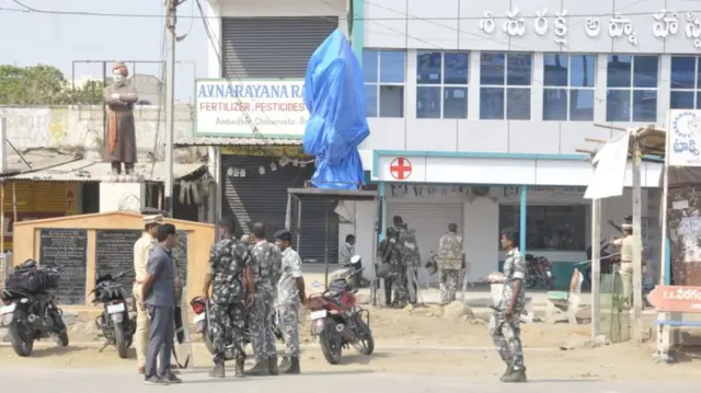 బోధన్లో విగ్రహానికి ముసుగు వేసిన పోలీసులు