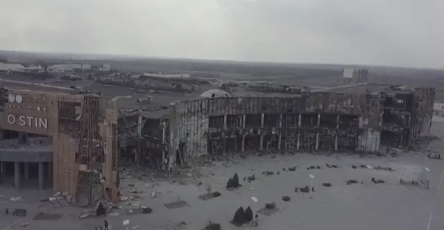 Mariupol'da bombalanan bir alışveriş merkezi