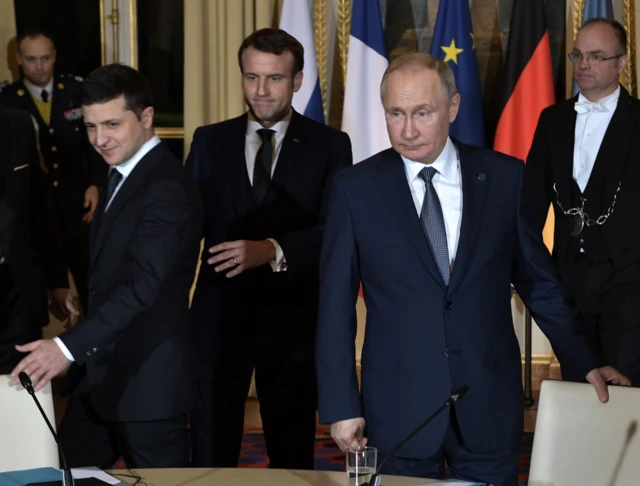 Президент України Володимир Зеленський (ліворуч) і президент Росії Володимир Путін (праворуч) у Парижі у грудні 2019-го року