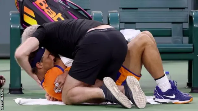 Nadal receive treatment from di ATP Tour trainer during im semi-final for Indian Wells