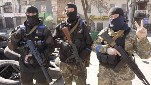 військові