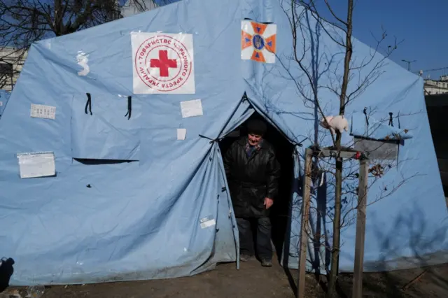 Чоловік виходить з намету Червоного Хреста у Львові. Світлина: 21 березня 2022