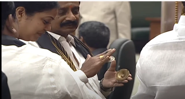 ఆంధ్రప్రదేశ్ అసెంబ్లీలో చిడతలు వాయిస్తున్న తెలుగుదేశం సభ్యులు