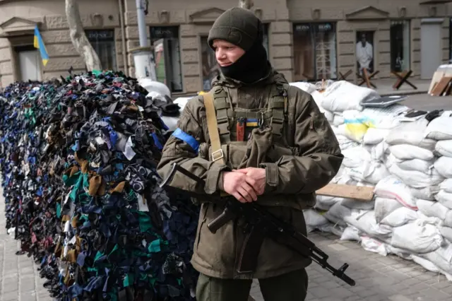 Український солдат на блокпосту в Одесі