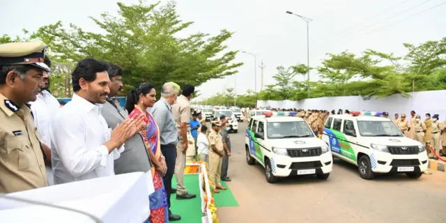 దిశ పెట్రోలింగ్ వాహనాలను ప్రారంభిస్తున్న ఆంధ్రప్రదేశ్ ముఖ్యమంత్రి వైఎస్ జగన్