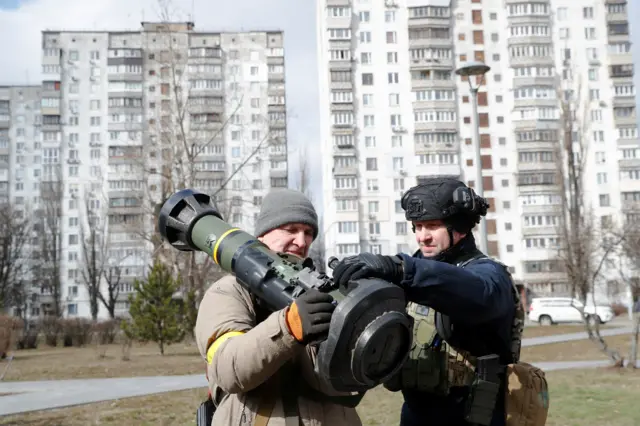Українські бійці з британським комплексом NLAW
