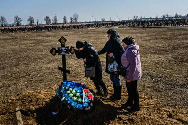 Bạn bè và gia đình tham dự tang lễ của Boris Romantschenko, ở Kharkiv. Ông Romantschenko, 96 tuổi đã sống sót sau nạn diệt chủng Holocaust trong Thế chiến thứ hai nhưng thiệt mạng trong căn hộ của mình tại Kharkiv bởi cuộc pháo kích của Nga