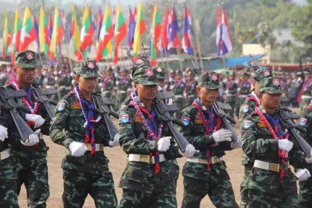 DKBA တပ်ရင်းတစ်ခုကစစ်ရေးပြနေတဲ့မြင်ကွင်း ( ပုံဟောင်း )