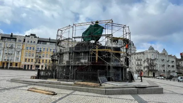 Деякі пам’ятники, як от Богдану Хмельницькому, на додачу огорнули захисною тканиною