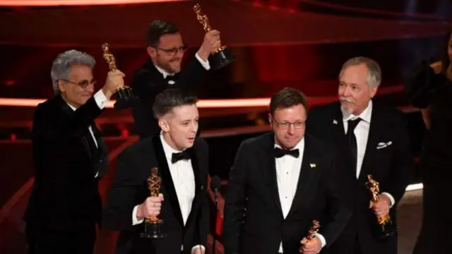 مک روت، مارک مانجینی، تئو گرین و داگ همفیل و ران بارتلت برندگان رشته صداگذاری