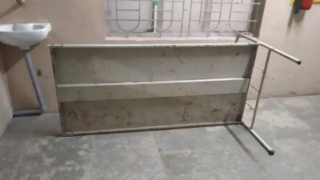 தரமற்ற கட்டில்