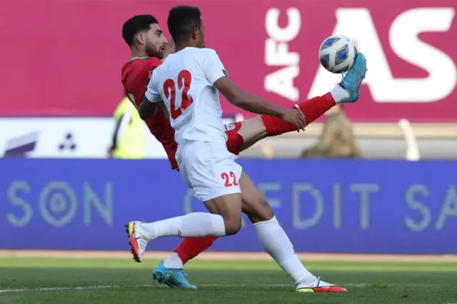 لاعبان من منتخبي إيران ولبنان خلال المباراة