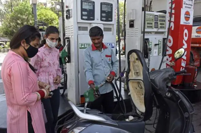 స్కూటీలో పెట్రోలు కొట్టించుకుంటున్న మహిళలు