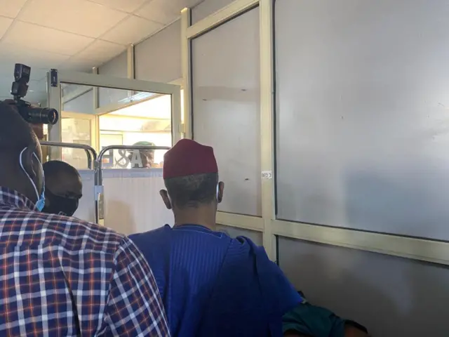 Gwamnan jihar Kaduna, Nasir El Rufa'i, ya kai ziyara asibitin da aka kwantar da wadanda harin jirgin kasa ya rutsa da su a yammacin Litinin.
