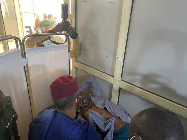 Gwamnan Kaduna Nasir El Rufa'i na duba daya daga cikin wadanda harin ya rutsa da su.