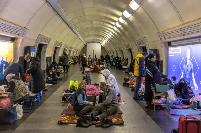 Bên trong ga tàu điện ngầm Dorohozhychi được dùng làm hầm trú bom, ở Kyiv, Ukraine, 02/03/2022