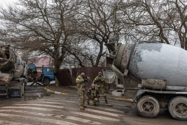 Quân đội Ukraine chờ đợi chiến đấu chống lại các binh sĩ Nga, tại thành phố Irpin, tỉnh Kyiv, Ukraine, ngày 3 tháng 3 năm 2022
