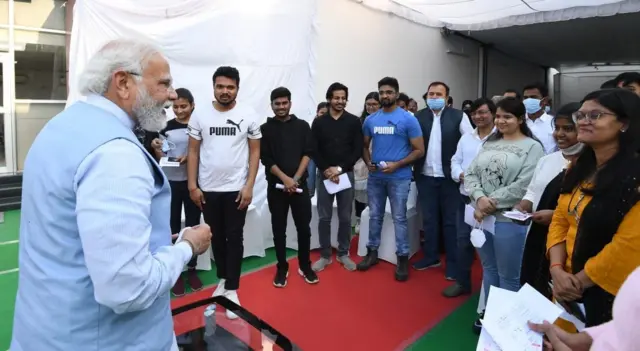 यूक्रेन से लौटे भारतीय छात्रों से मिले नरेंद्र मोदी
