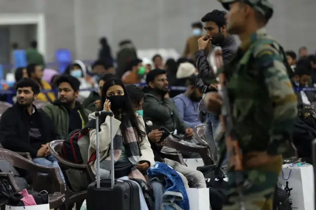 भारतीय वायूदलाचे c-17 ग्लोबमास्टर विमान रुमानियामध्ये दाखल झाले. या विमानाने 200 विद्यार्थ्यांना हिंडन येथील वायूदलाच्या तळावर आणण्यात आले.