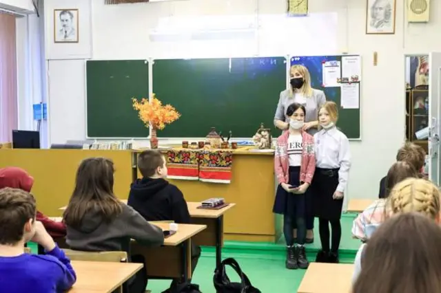 کودکان تخلیه شده از منطقه جدایی طلب دونباس در شرق اوکراین در ولگوگراد روسیه مشغلو تحصیل شده‌اند