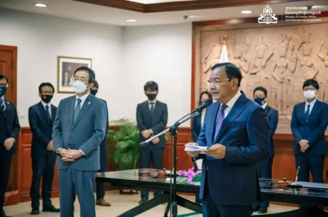 မြန်မာ့အရေး အာဆီယံအထူးသံတမန် ကမ္ဘောဒီးယားနိုင်ငံခြားရေးဝန်ကြီး ပရက်ဆော့ခွန်း(ညာ)