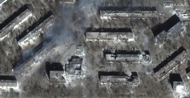 На супутниковому знімку видно руйнування житлових будинків у Лівобережному районі на сході Маріуполя