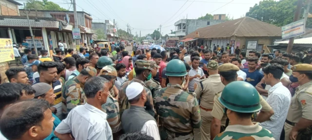घटनास्थल पर जमा भीड़