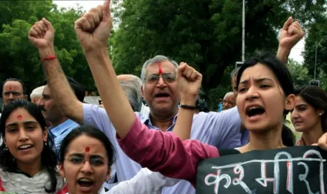 ఆందోళన చేస్తున్న కశ్మీరీ పండితులు