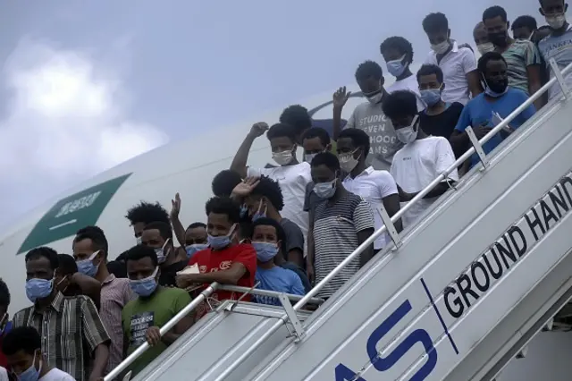 دفعة من الإثيوبيين الذين أعادتهم حكومة بلادهم من السعودية العام الماضي